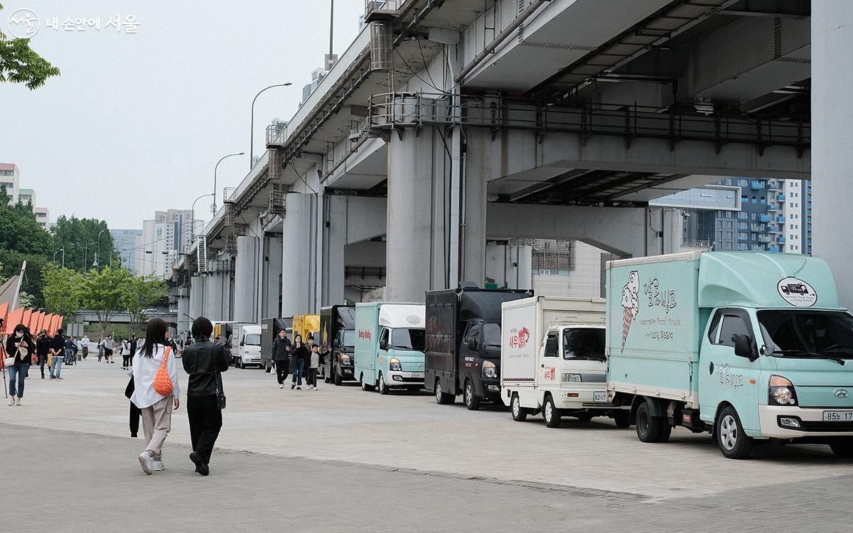 '2023 한강달빛야시장(상반기)'은 6월 11까지 매주 일요일 오후 4시부터 밤 9시까지 운영된다. ⓒ김아름