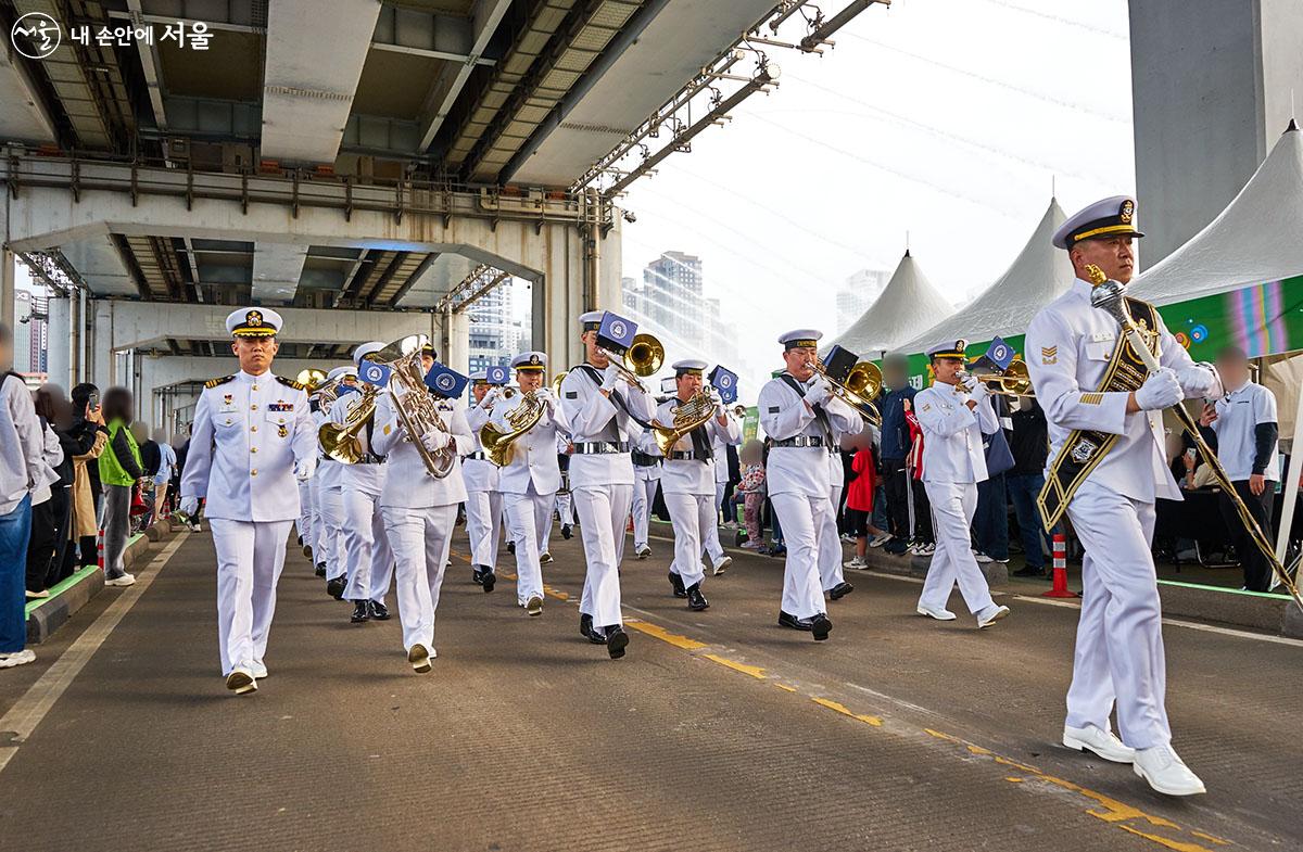 해군 군악대의 축하 퍼레이드도 펼쳐져 축제를 방문한 시민들의 즐거움을 더했다. ⓒ이정규