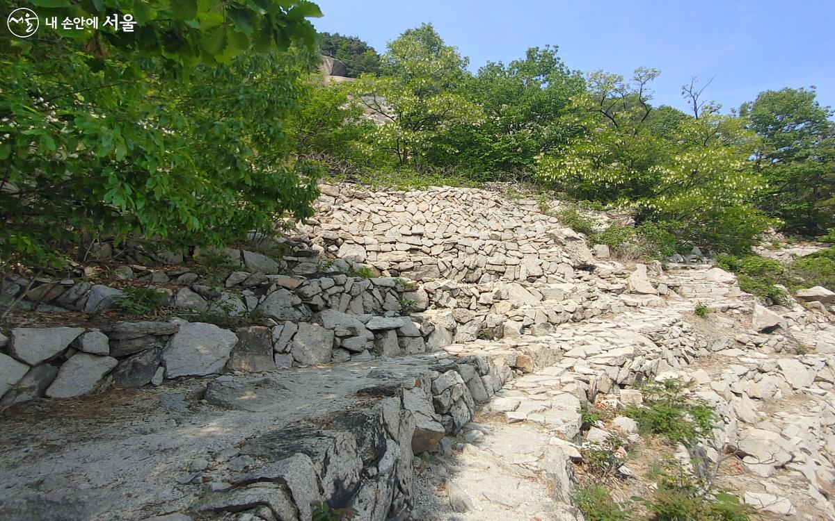 채석장들의 돌을 사용해 안전한 돌길을 조성했다. ⓒ김창일