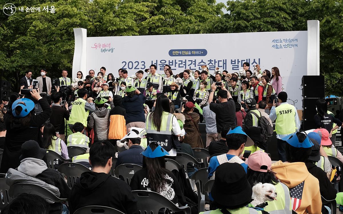 기념사진 촬영을 하는 25개 자치구 대표 순찰대원들과 내빈들 ⓒ김아름