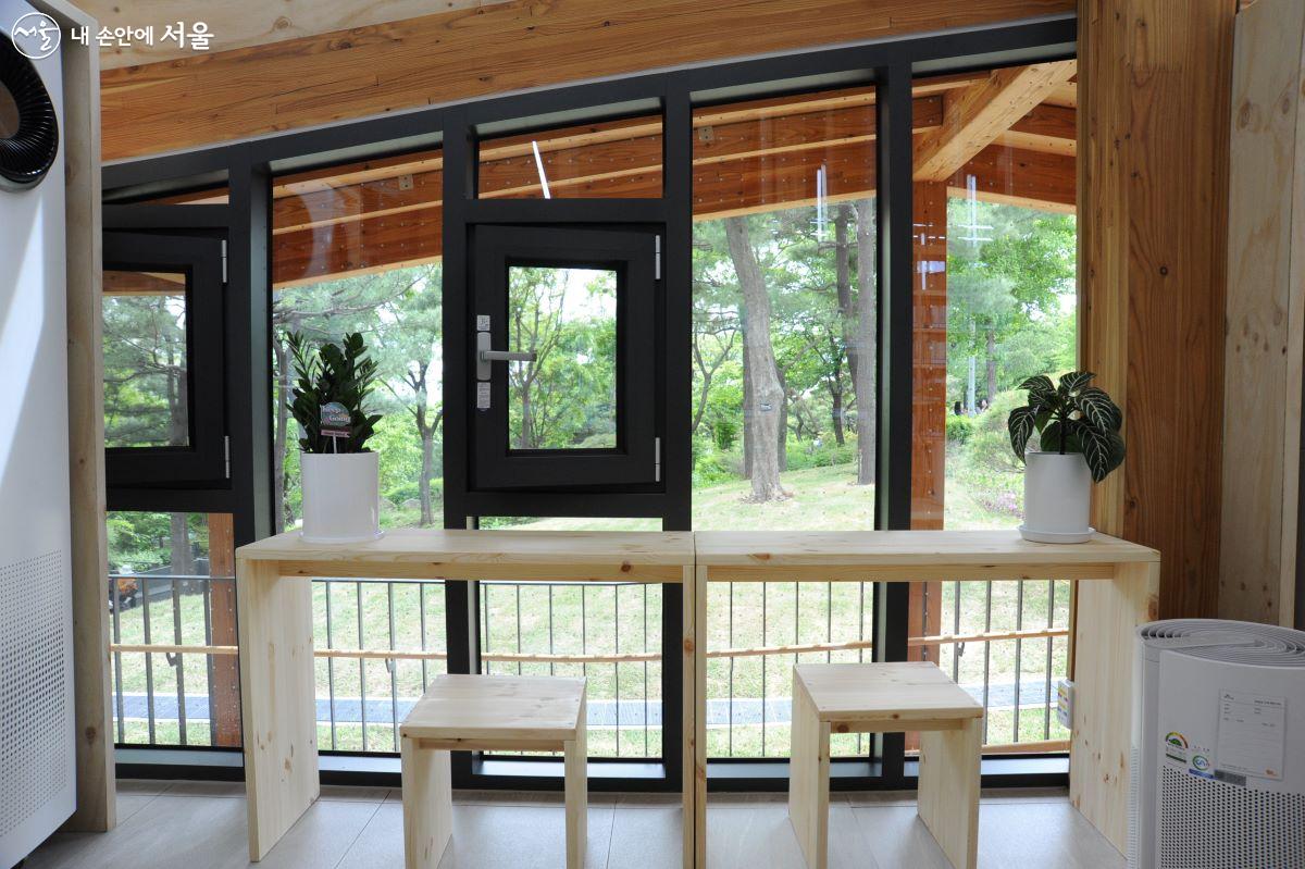 책쉼터에 앉아 밖의 풍경을 감상할 수 있는 구조의 독서 및 휴식 공간 ©조수봉