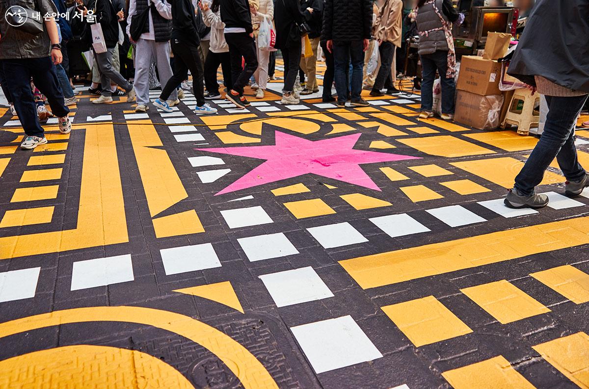 명동 거리의 바닥도 다채로운 그래픽 바닥화로 장식되어 있다. ⓒ이정규