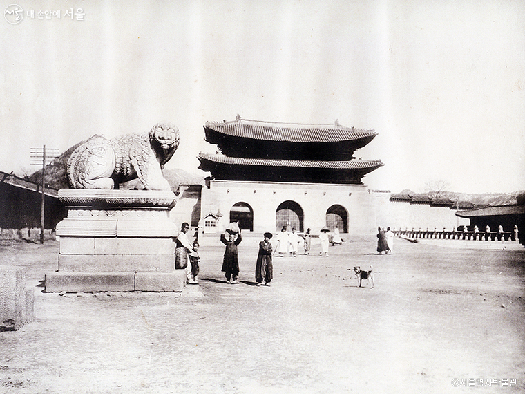 1911. 광화문 거리풍경, 월대의 모습이 확연히 잘 드러나 있다.