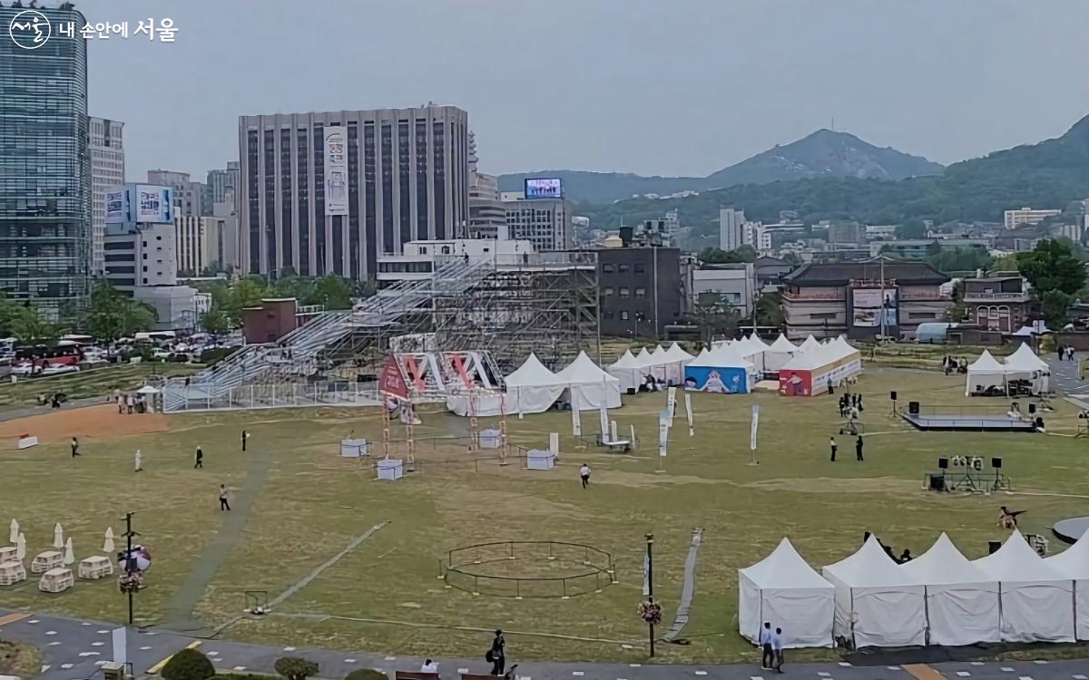 서울공예박물관에서 교육동 5층 야외정원에서 내려다 본 '열린송현녹지광장' 풍경 ⓒ김남수