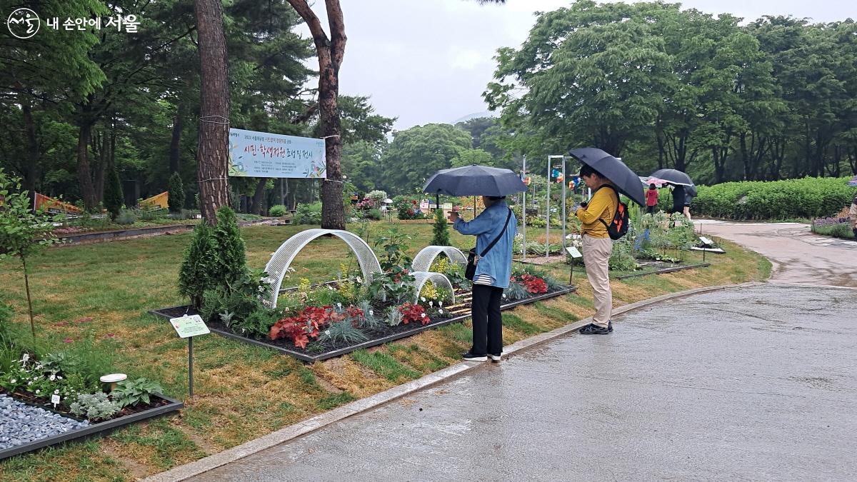 시민들이 작약밭 맞은편에 설치된 ‘시민참여정원’을 둘러보고 있다. ©이선미