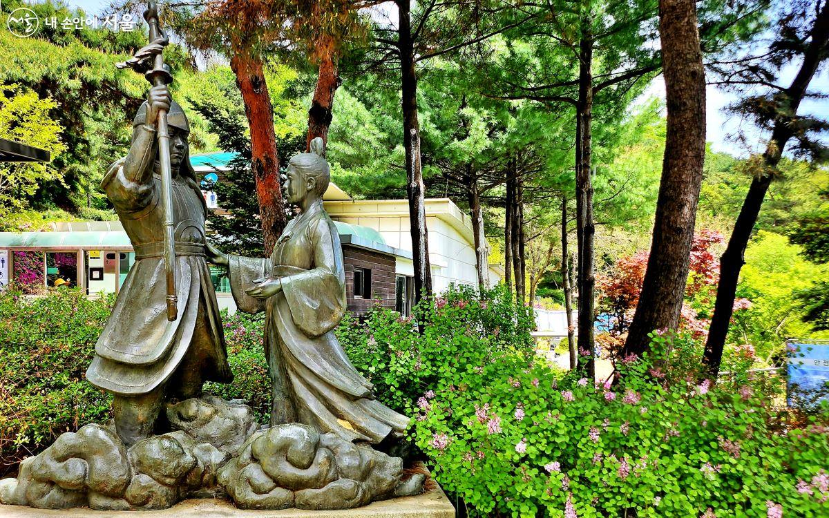 아차산 입구에 세워진 온달 장군과 평강 공주의 동상 ©황의동