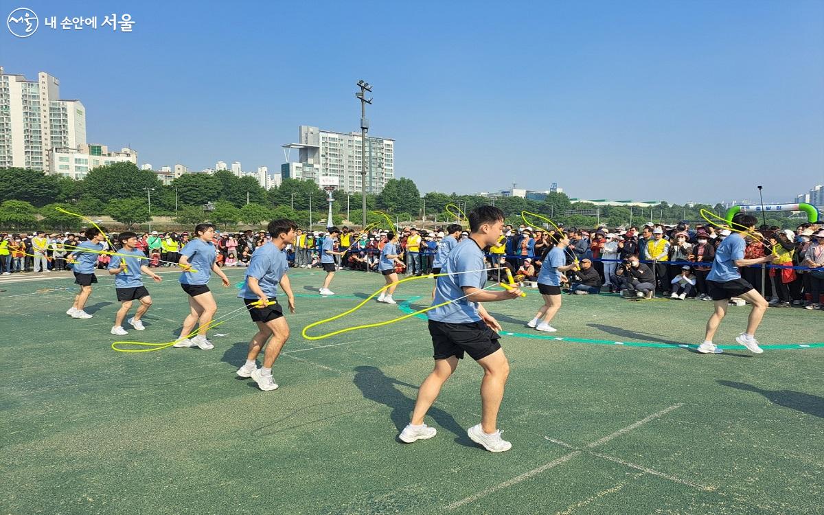 서울장미축제 걷기 대회가 열리기 전 줄넘기 공연이 펼쳐졌다. ⓒ홍지영