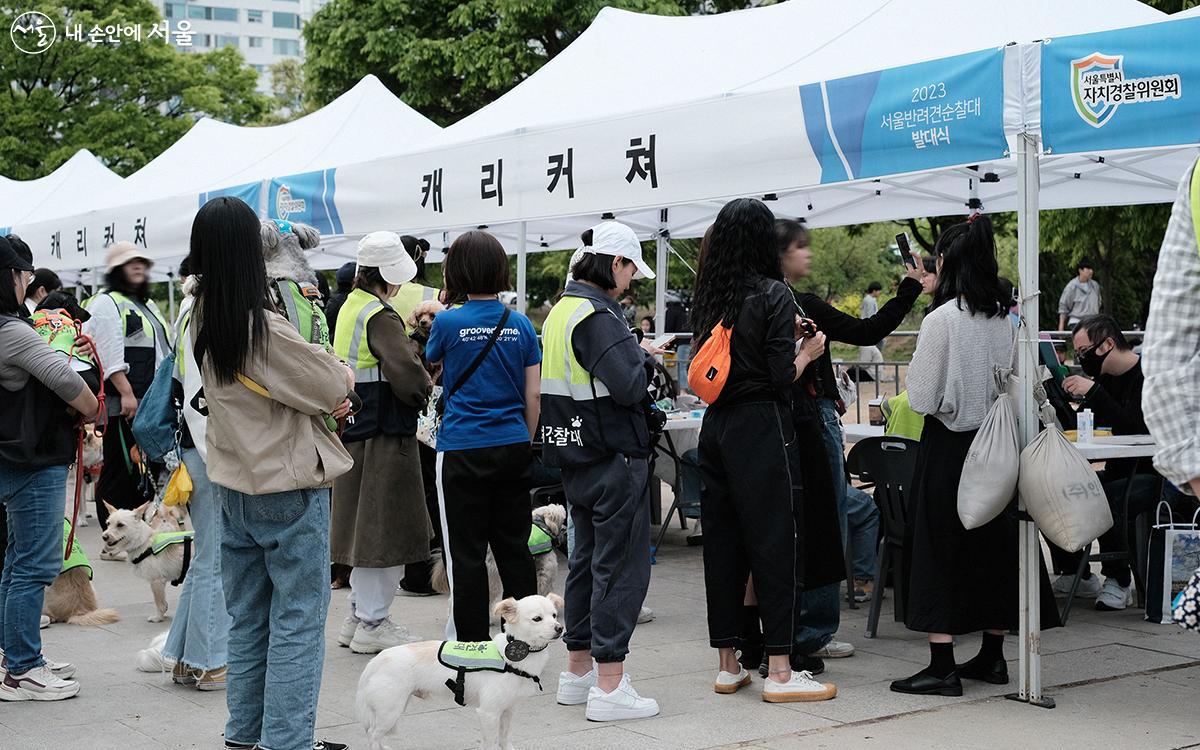 무료 기초 미용, 1:1 건강상담, 아로마 탈취제 만들기, 수제 간식 만들기, 이름표 만들기, 캐리커쳐, 반려견 사진 인화 등의 체험 부스는 행사 참가자들로부터 큰 호응을 얻기도 했다. ⓒ김아름