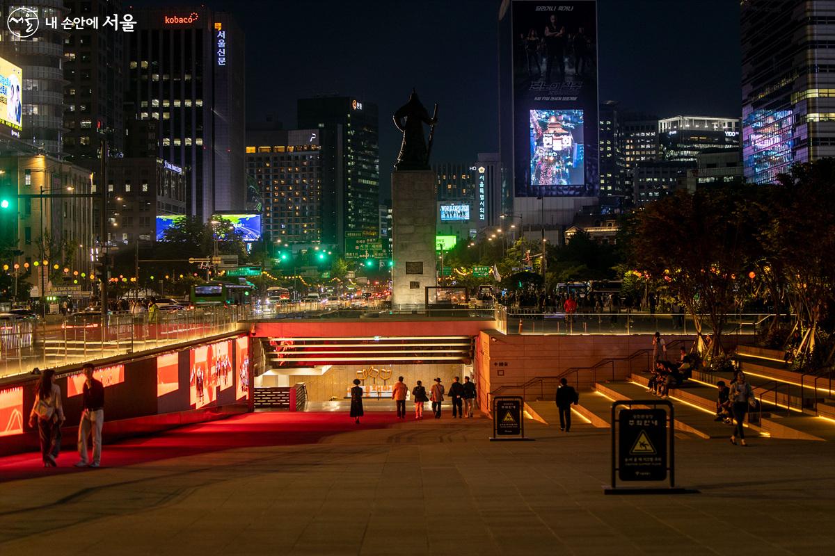 세종대왕동상과 이순신동상 사이에 화려한 서울의 야경을 찍을 수 있는 멋진 포토 스폿이 있다. ⓒ임중빈