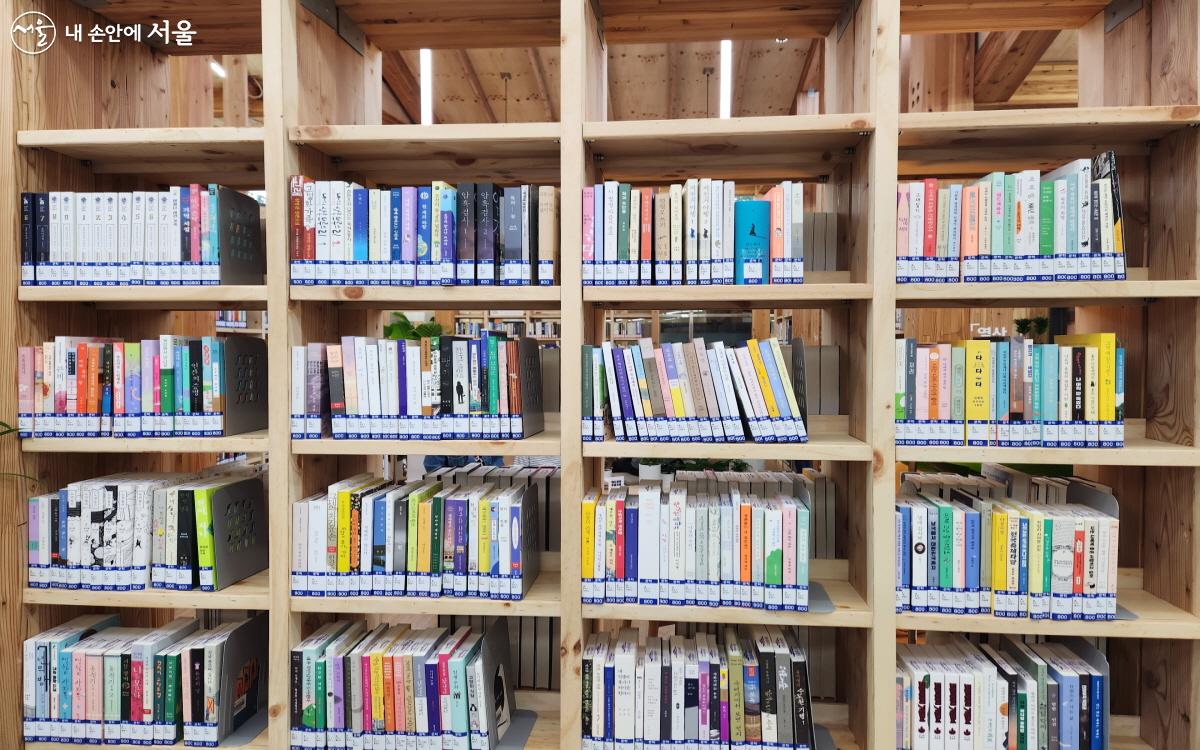오동 숲속도서관에는 약 8,000권의 도서가 비치돼 있다. ⓒ심재혁