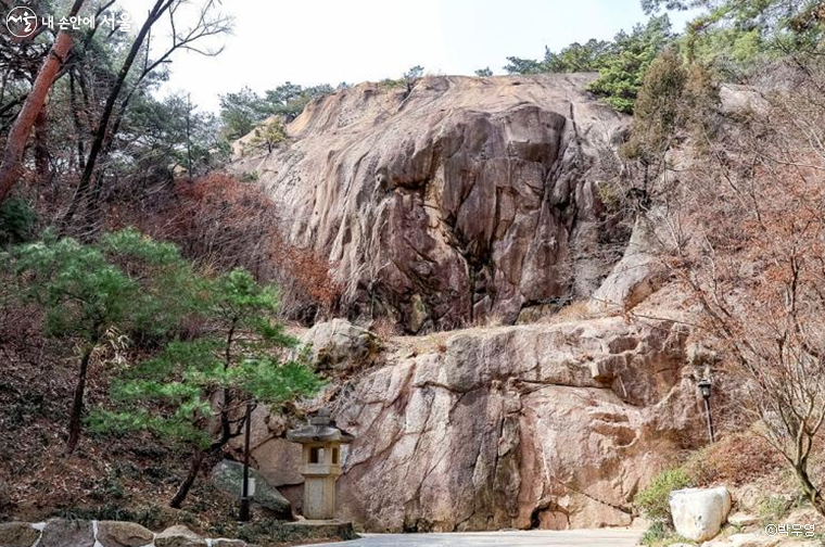 바위산으로 유명한 인왕산의 특징이 잘 드러나는 거대한 바위 '너럭바위'는 코끼리처럼 보인다고 해서 '코끼리 바위'로도 불린다.
