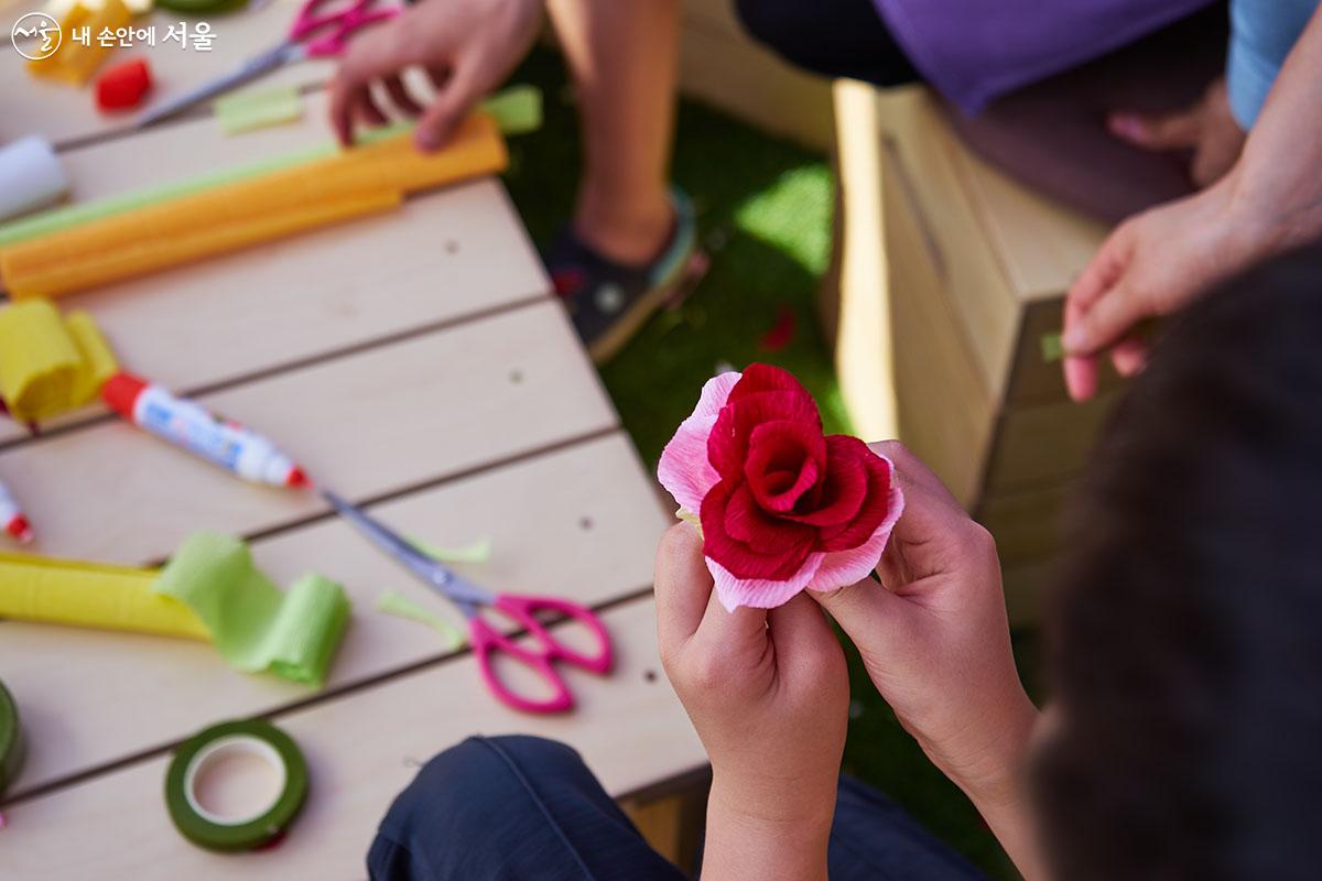 축제기간 중 주말에는 꽃을 주제로 한 4가지 종류의 체험 카페도 열린다. ‘주름지 꽃 만들기’는 가장 인기 있는 체험 프로그램이었다. ⓒ이정규