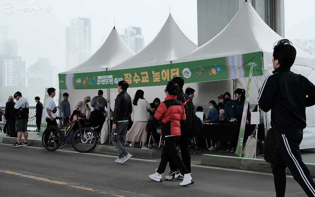 투호놀이, 제기차기, 공기놀이 등 전통놀이와 나만의 요요 만들기 체험을 할 수 있는 ‘잠수교 놀이터’ ⓒ김아름