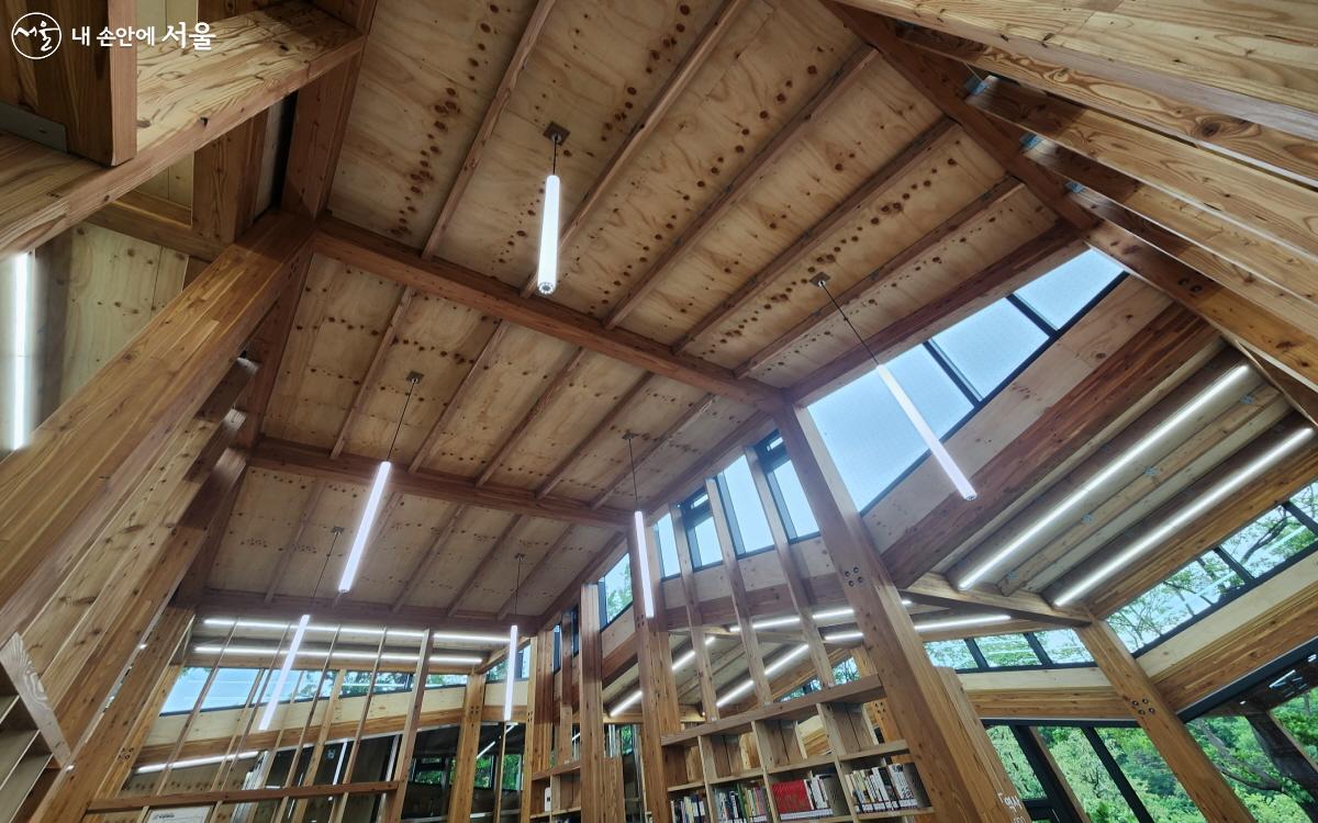 상당히 높은 층고는 도서관을 넓고 웅장하게 보이게 한다. ⓒ심재혁