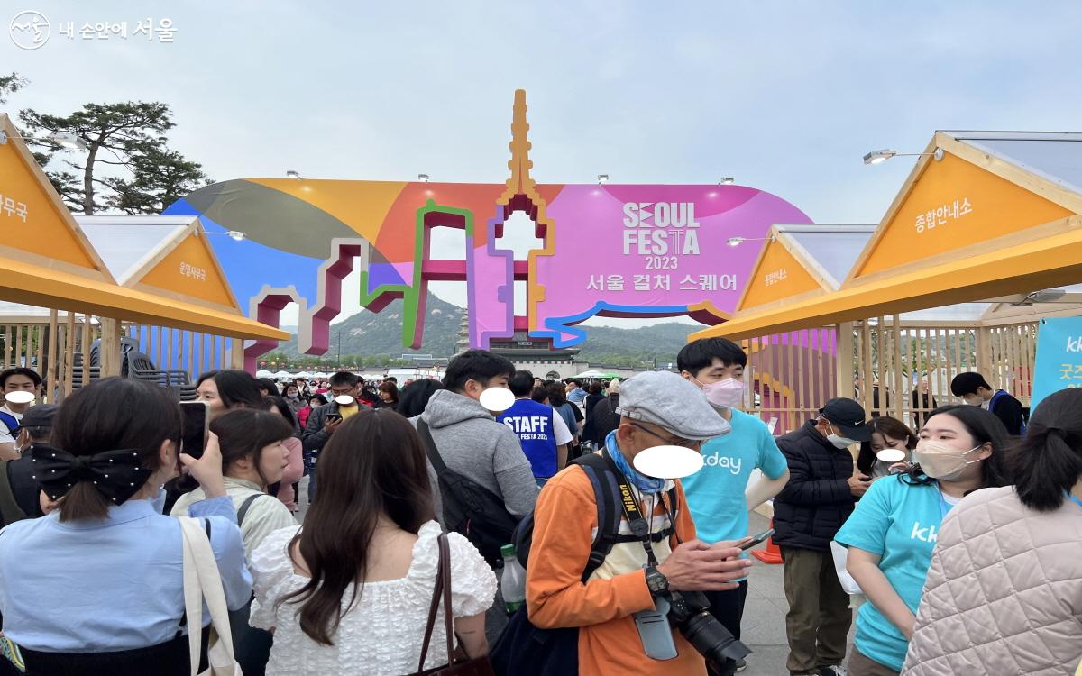 정말 많은 시민들이 일요일 광화문광장을 찾아 축제를 즐겼다. ⓒ박지영