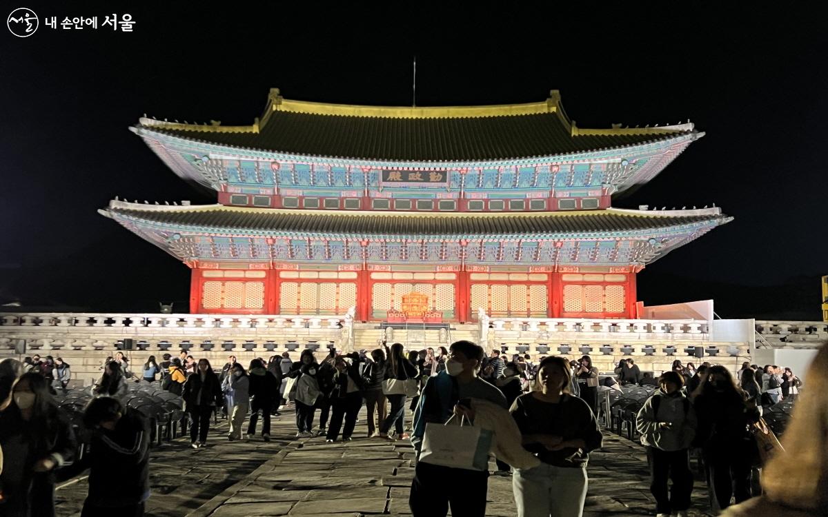 공연이 끝난 후에도 아름답게 조명이 비춰진 근정전을 배경으로 사진을 찍는 시민들이 많았다. ⓒ박지영 