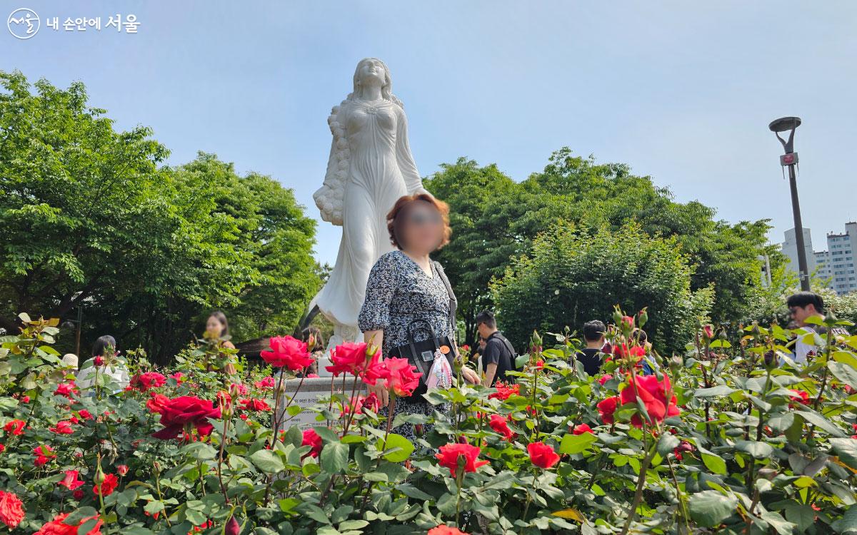 장미공원의 마스코트 여신 동상 앞에서 사진을 찍는 시민 ⓒ홍혜수 