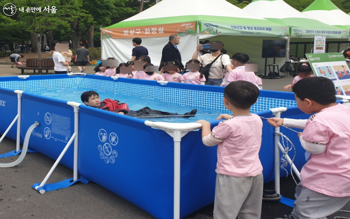 페트병으로 물에 빠진 사람을 구조하는 어린이들 ©최윤정