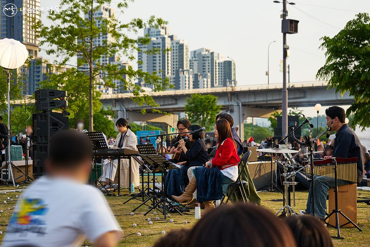 5월 7일 개막일에는 TBS의 음악 프로그램인 ‘원더 버스킹’의 개막 축하 콘서트가 달빛광장 수변무대에서 개최되었다. 가수 정인과 수란 등이 출연하였다. ⓒ이정규