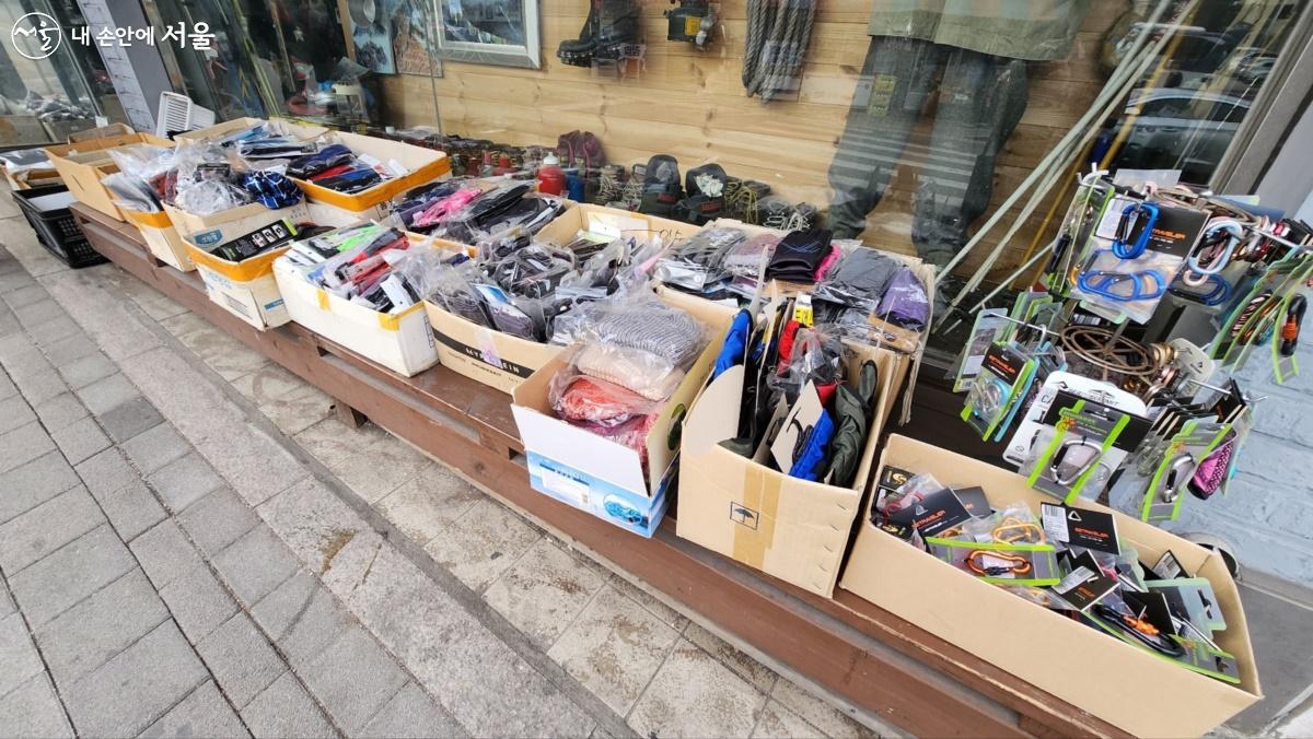 등산로 입구에는 등산 장비 파는 가게들이 밀집해 있다. ©박은영