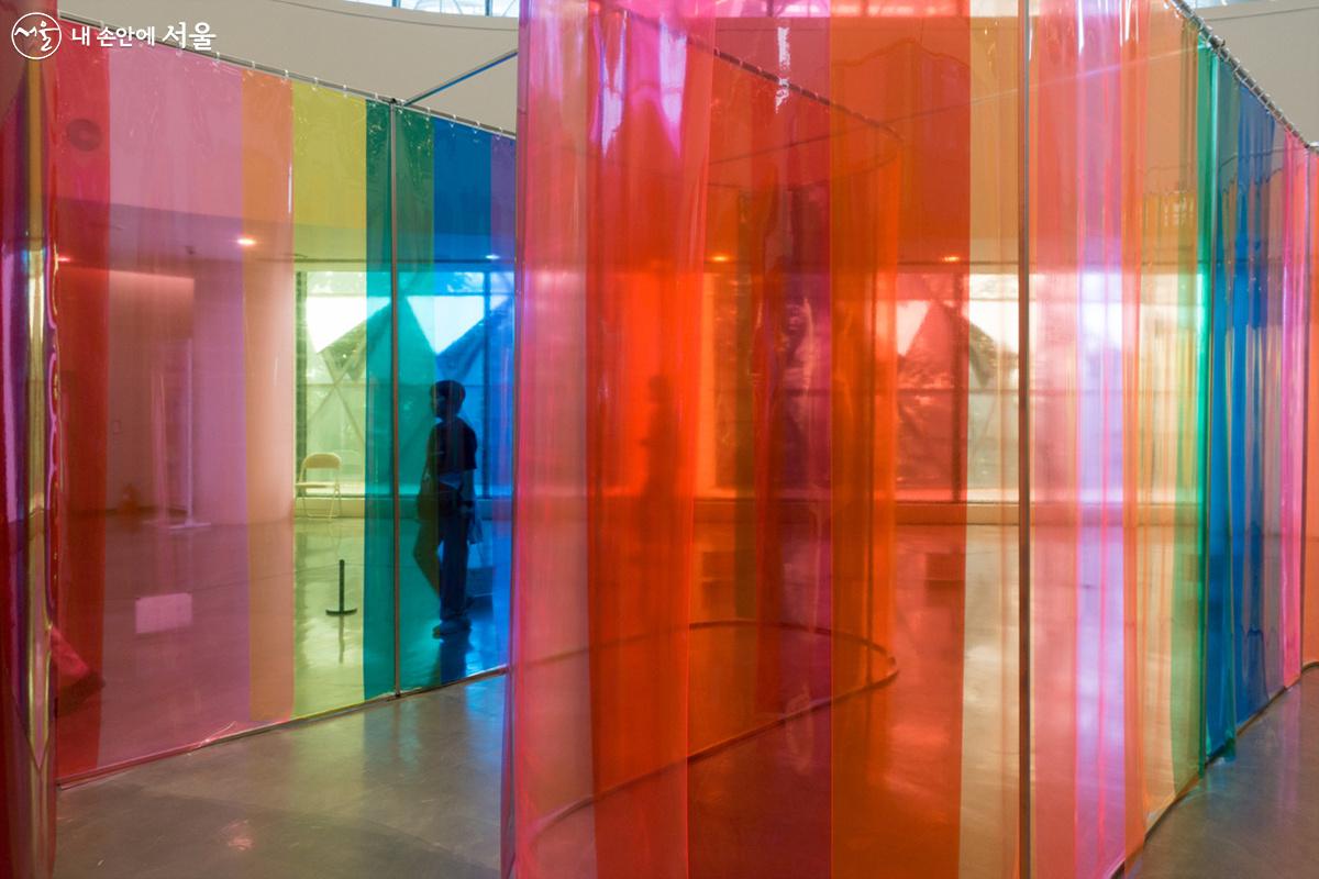 빛과 색의 3원색을 포함한 7가지의 색으로 구축한 작품을 느낄 수 있게 했다. 참관객이 작품 내부로 들어가 외부의 빛이 내부에 들어오면서 어떻게 어우러지는지 보고 있다. ©김인수 