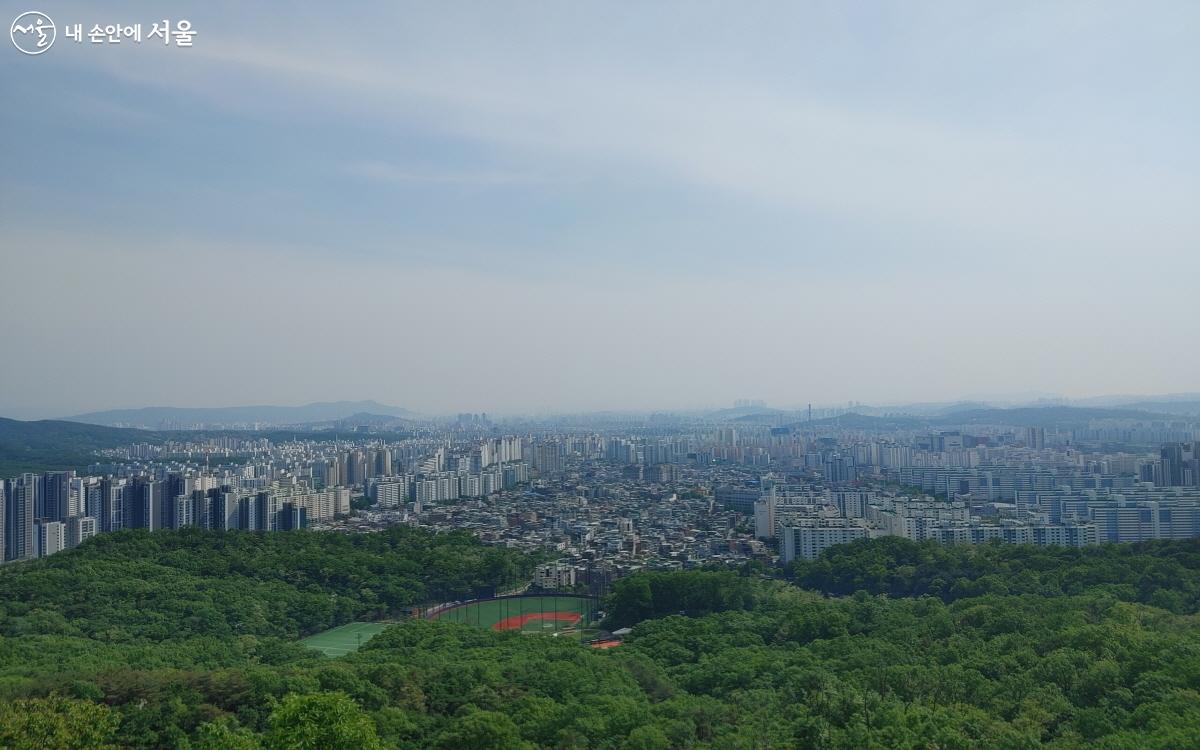 수락산 둘레길은 높은 고도가 아니지만, 서울 시내 조망이 우수하다. ⓒ김창일