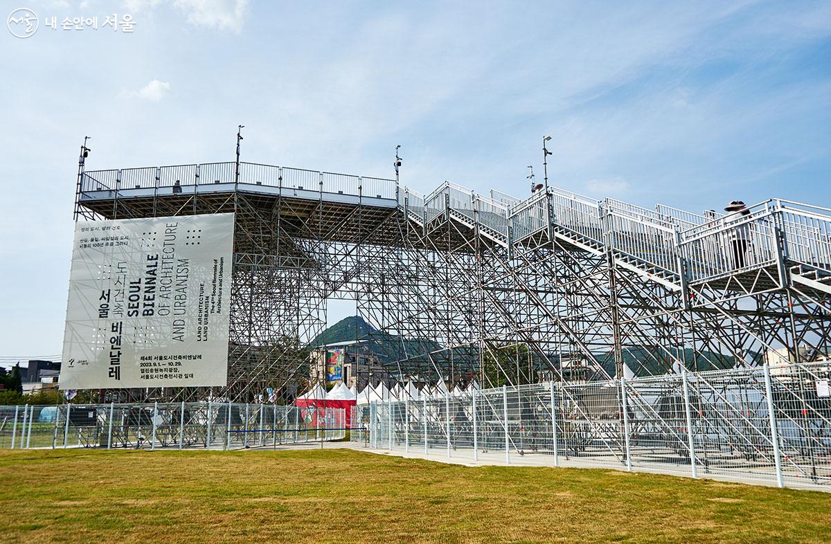 5월 3일, 열린송현녹지광장에 높이 12m의 전망대형 조형물인 '하늘소'가 개장했다. ©이정규