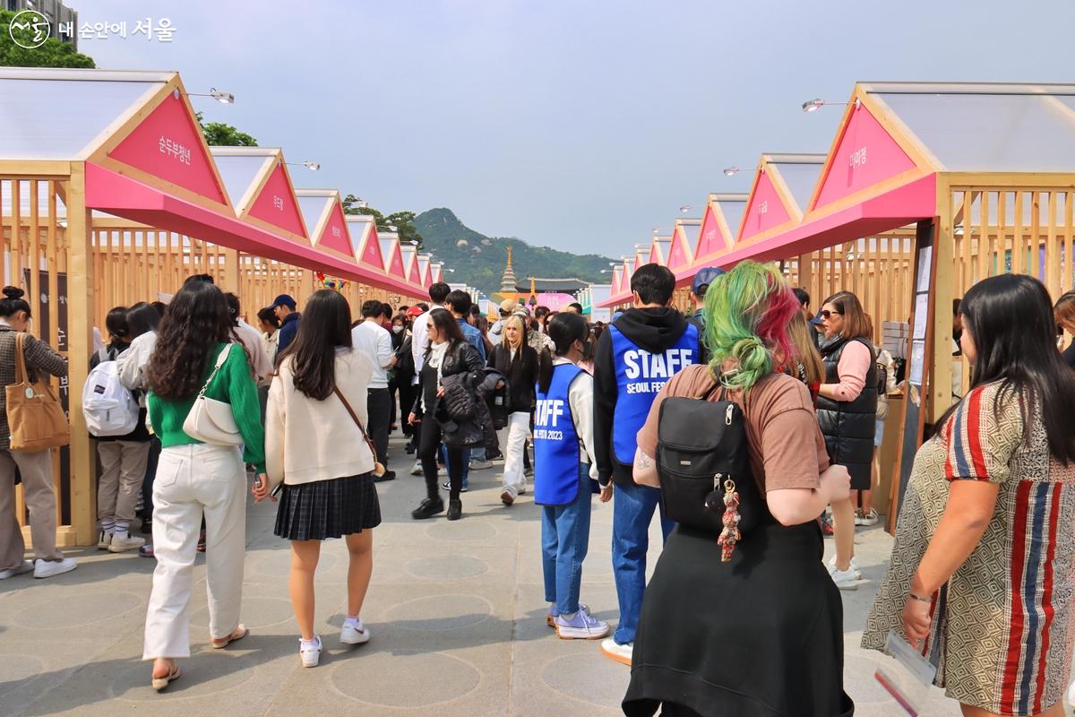 전통민화, 수제도장, 전통매듭 등을 직접 만들고 소장할 수 있는 '서울관광 홍보존'과 수공예품, 먹거리 등 서울 우수기업을 만날 수 있는 '서울 매력 장터'도 열렸다. ⓒ정향선