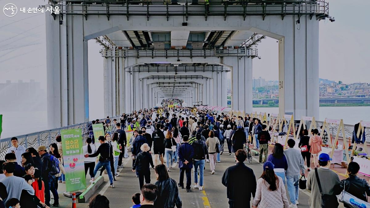  ‘차 없는 잠수교 뚜벅뚜벅 축제’가 지난 5월 7일 개막됐다. ©이유빈