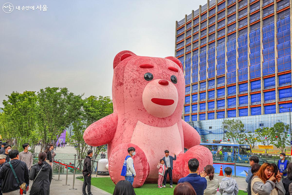 '서울 컬처 스퀘어' 행사장에 설치된 대형 벨리곰 포토존. 축제에 참여한 시민들이 벨리곰을 배경으로 사진을 찍고 있다. ⓒ박우영