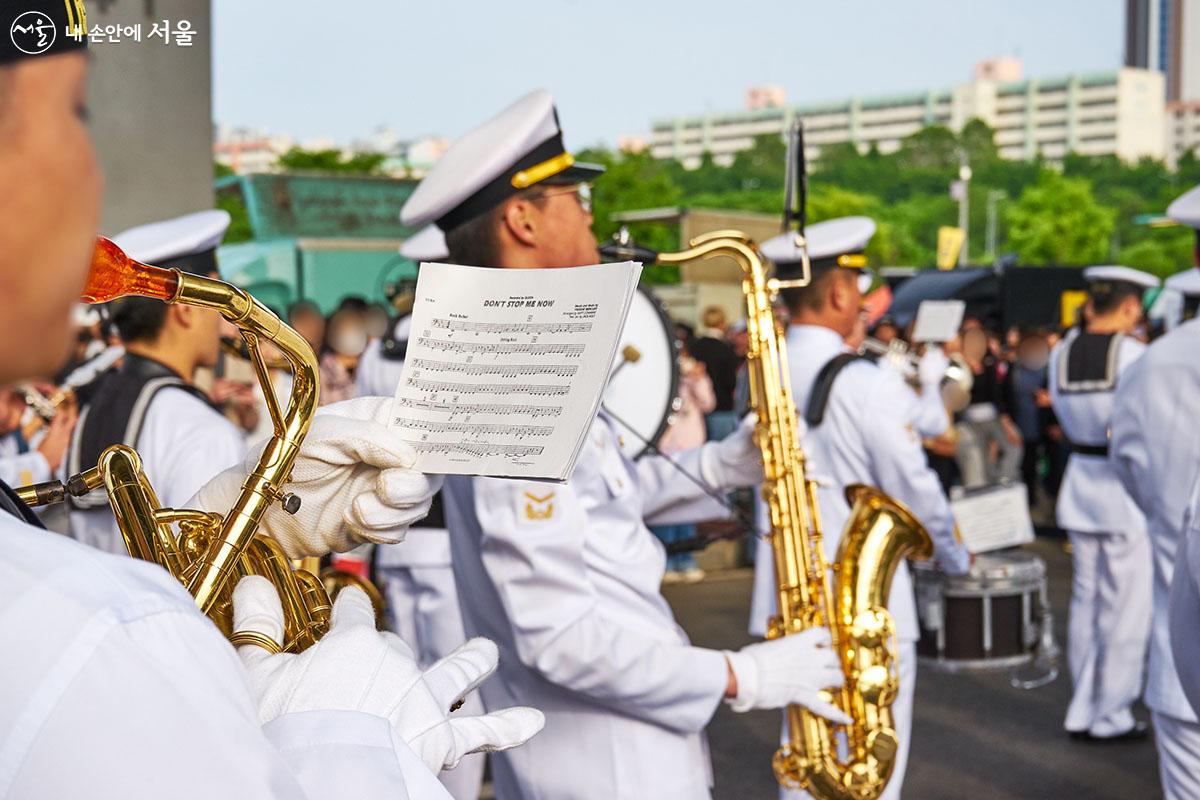 하얀 해군 제복을 입은 해군 군악대의 등장은 이날 축제의 하이라이트 중의 하나라고 해도 과언이 아닐 정도로 많은 시민들의 박수를 받았다. ⓒ이정규