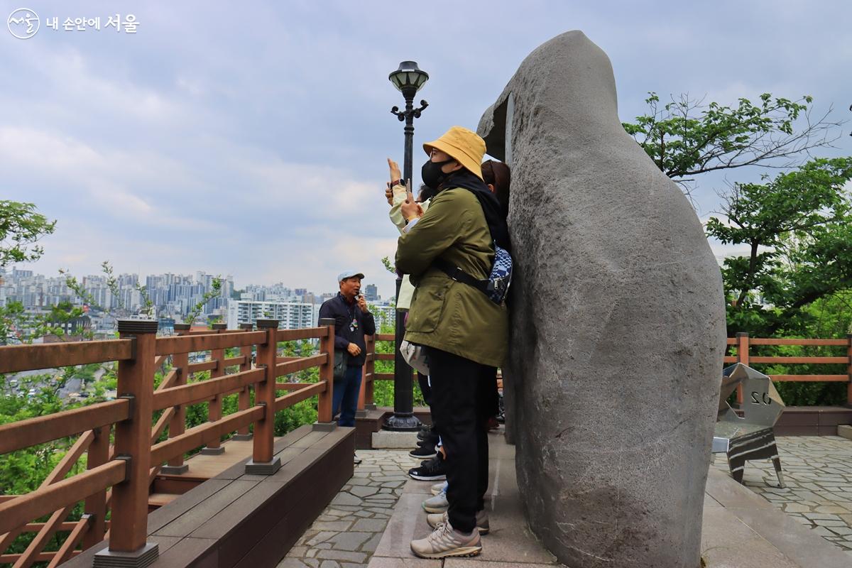 한양대에 세워져 있는 박목월 시비 안쪽에서 중랑천과 한강의 풍경을 내려다 보았다. ⓒ정향선