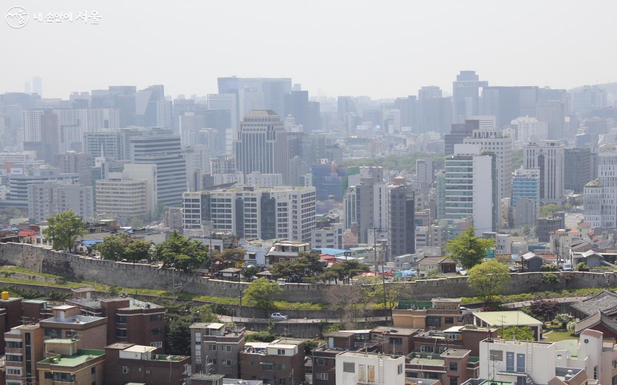 창신동에서 바라본 낙산 성곽길 ⓒ김창일