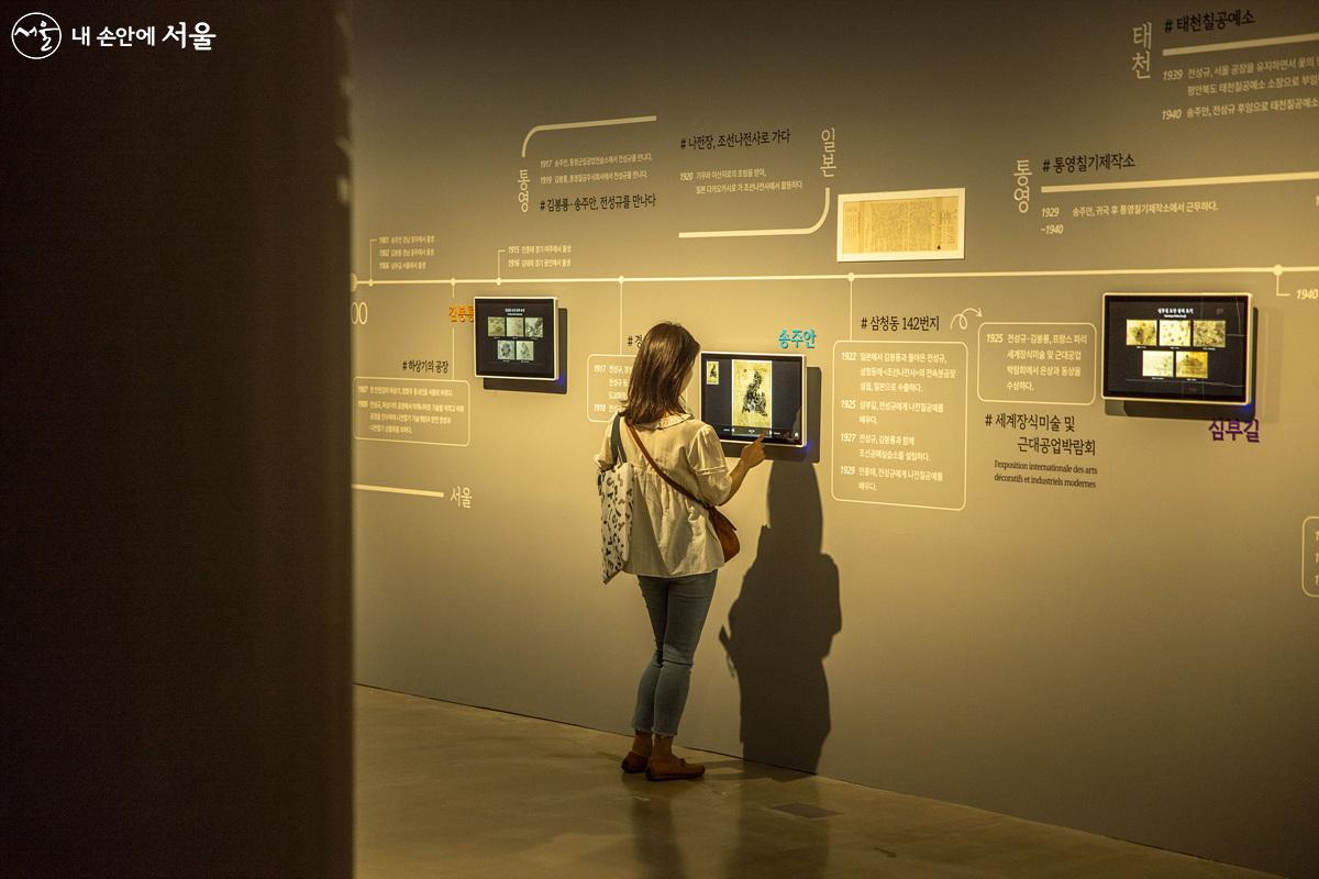 한 관람객이 우리나라 나전칠공예의 역사적 흐름을 유심히 살펴보고 있다. ©임중빈