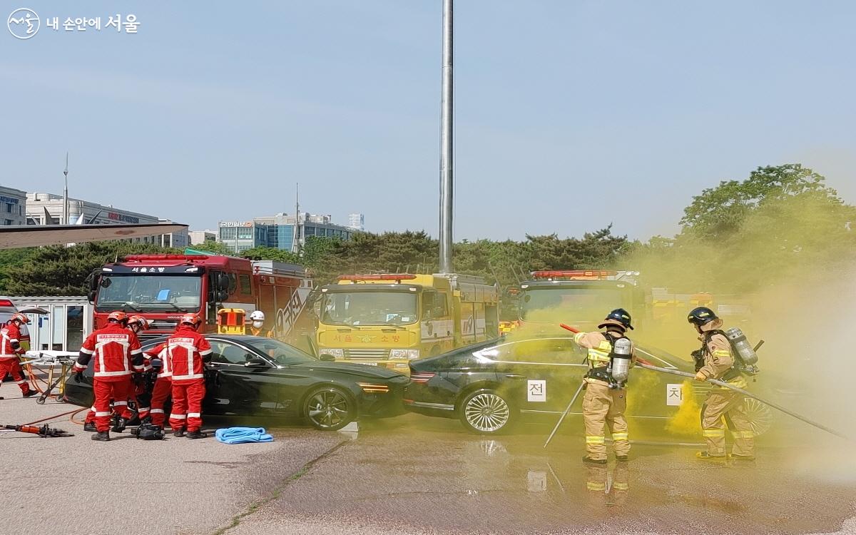 차문을 절단하고 차 안 운전자를 구조한 뒤, 전기차 화재진압용 특수장비로 화재를 진압해 보이는 마포소방서 현장대응단 ⓒ김창일