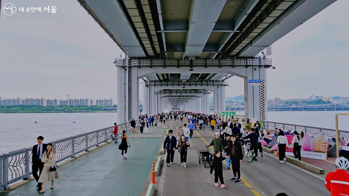 차가 다니지 않는 잠수교를 시민들이 강바람을 쐬며 걷고 있다. ©이유빈 