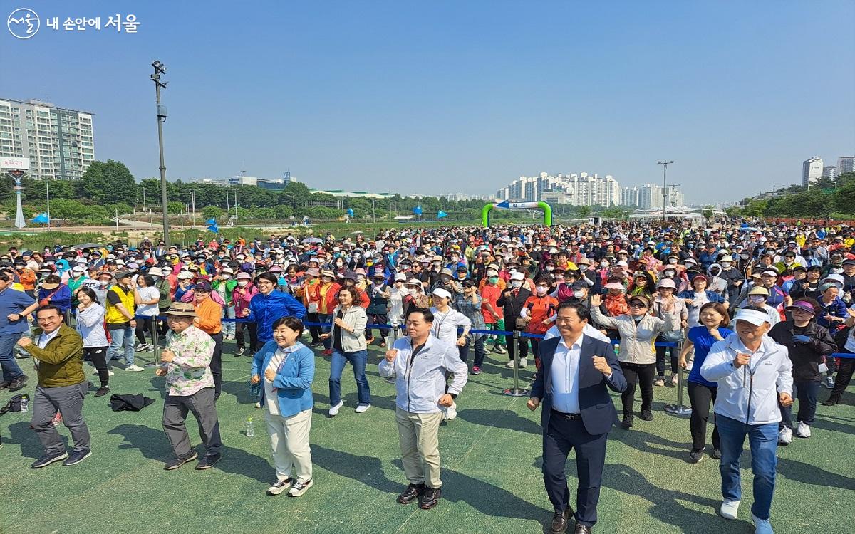 걷기 대회 출발 직전 준비 체조 모습 ⓒ홍지영