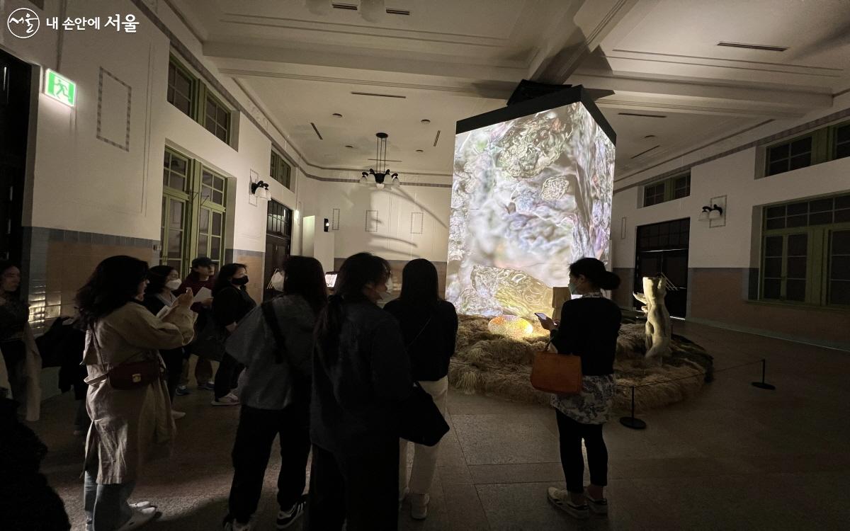 전문 해설사를 따라 공간 이곳저곳을 둘러보며 건축물에 얽힌 이야기와 역사를 들을 수 있다. ⓒ박지영