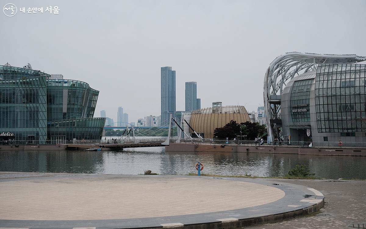 '세빛섬'은 가빛섬, 솔빛섬, 채빛섬 그리고 미디어아트갤러리(전광판)가 있는 예빛섬으로 이루어져 있다. 5월 7일 가장 큰 섬인 '가빛섬'의 야외공간(4층)을 옥상정원으로 조성해 시민에게 개방했다. ⓒ김아름