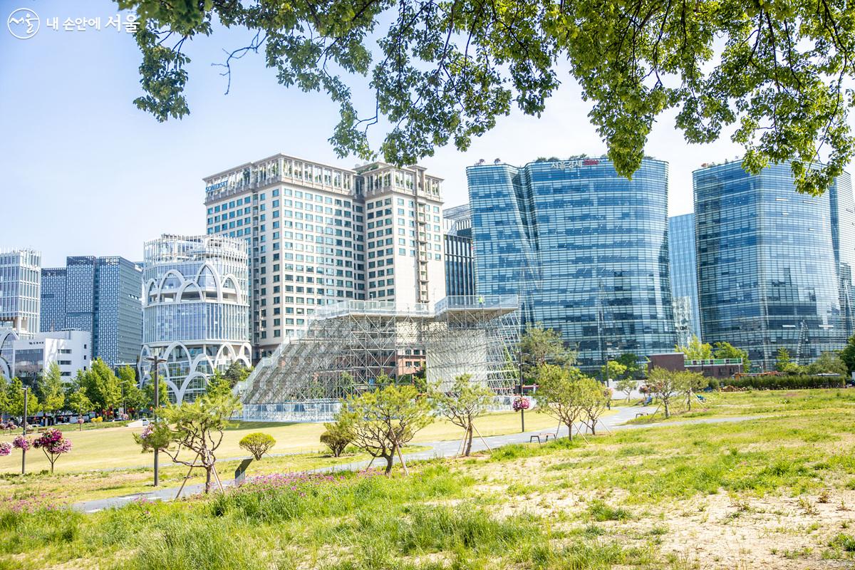 서울공예박물관과 경복궁 사이에 위치해 새로운 야외 나들이 명소가 된 열린송현녹지광장의 모습 ©임중빈