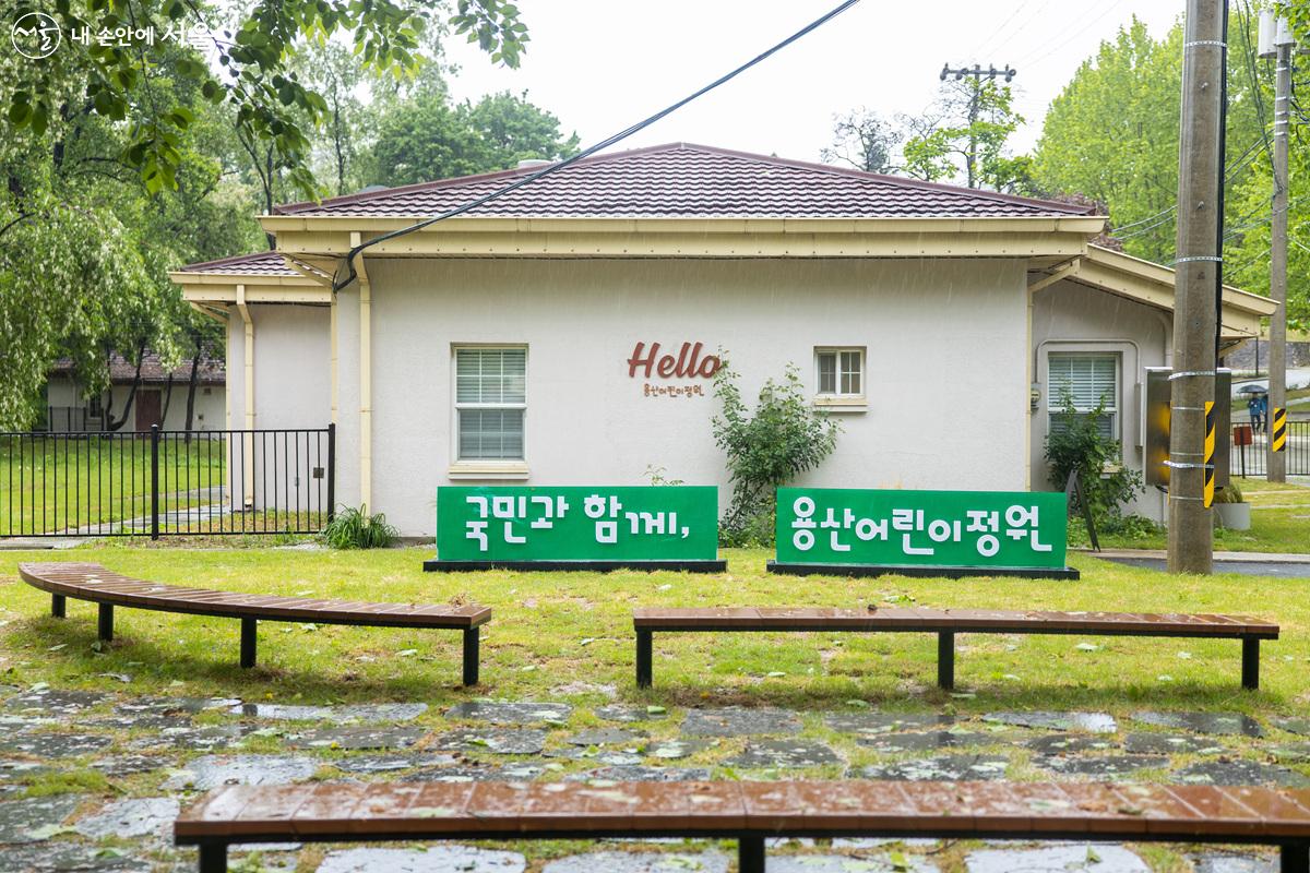 'Hello'란 인사말이 눈에 띄는 종합안내센터 건물 ⓒ임중빈