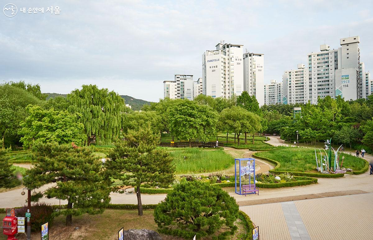 5월 28일까지 서울창포원에서는 2023 공원 사계축제 봄, ‘꽃 기억해’가 운영된다. ⓒ이정규