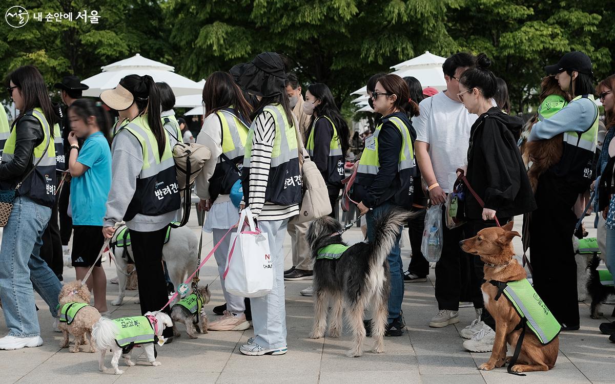 순찰대원들은 스탬프 미션지를 가지고 여의도한강공원 곳곳에 배치된 표식을 찾아 나서게 된다. 주취자·거동수상자·실종자 발견, 가로등·신호등 고장 등 동네 순찰 활동 시 맞닥트릴 수 있는 상황에서 시행할 ‘사진찍기’, ‘신고하기’ 미션 진행 후, 스태프로부터 스탬프를 받는 방식이다. ⓒ김아름