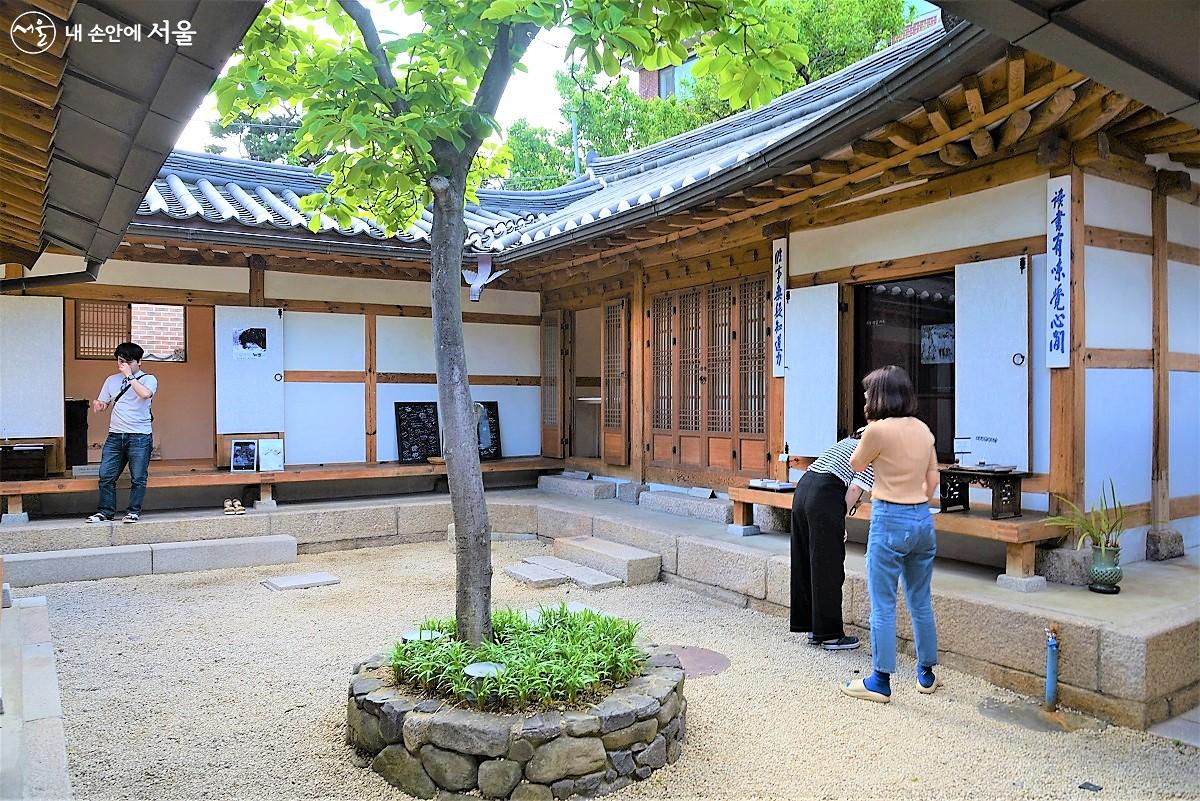 배렴가옥은 2001년에 서울주택도시공사가 매입한 이후 2016년까지 게스트하우스로 사용되었다가 현재는 문화예술공간으로 시민에게 개방하고 있다. ©이봉덕