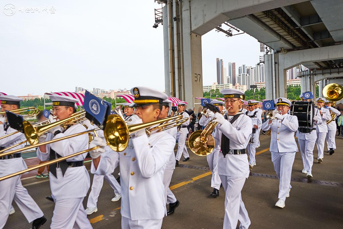 해군 군악대는 관악기와 타악기 특유의 경쾌하고 신나는 사운드로 음악을 연주하며 멋진 행진을 선보였다. ⓒ이정규