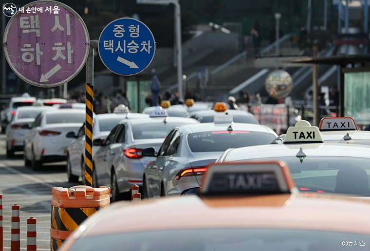 서울시가 택시 서비스를 개선하기 위해 불친절 신고가 3회 이상 누적된 택시기사를 대상으로 특단의 조치를 시행한다.  