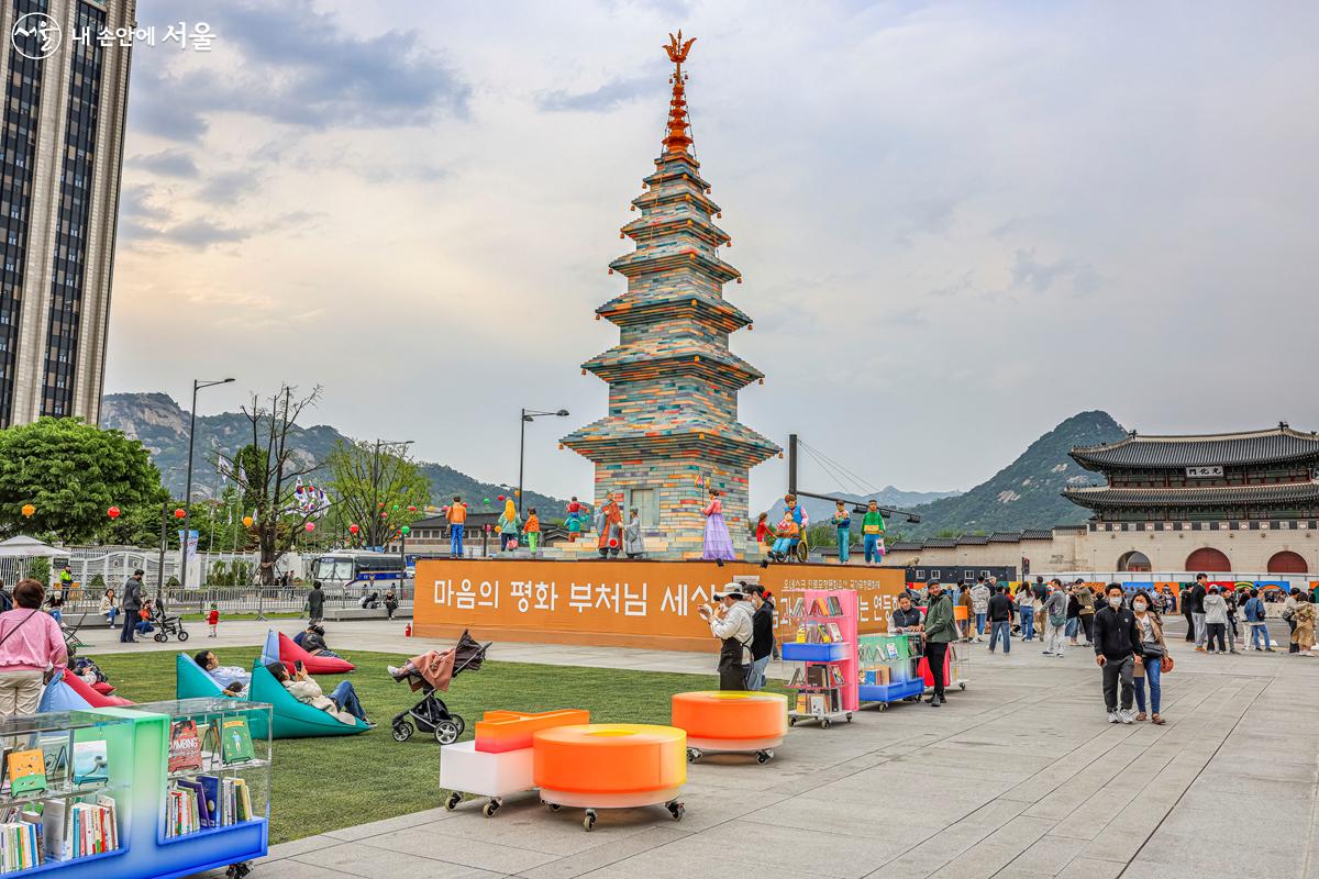 책마당 안에 고려시대 모전탑 형식의 불탑인 수마노탑을 본떠 만들어진 '수마노탑등'이 설치되어 있다.  ⓒ박우영