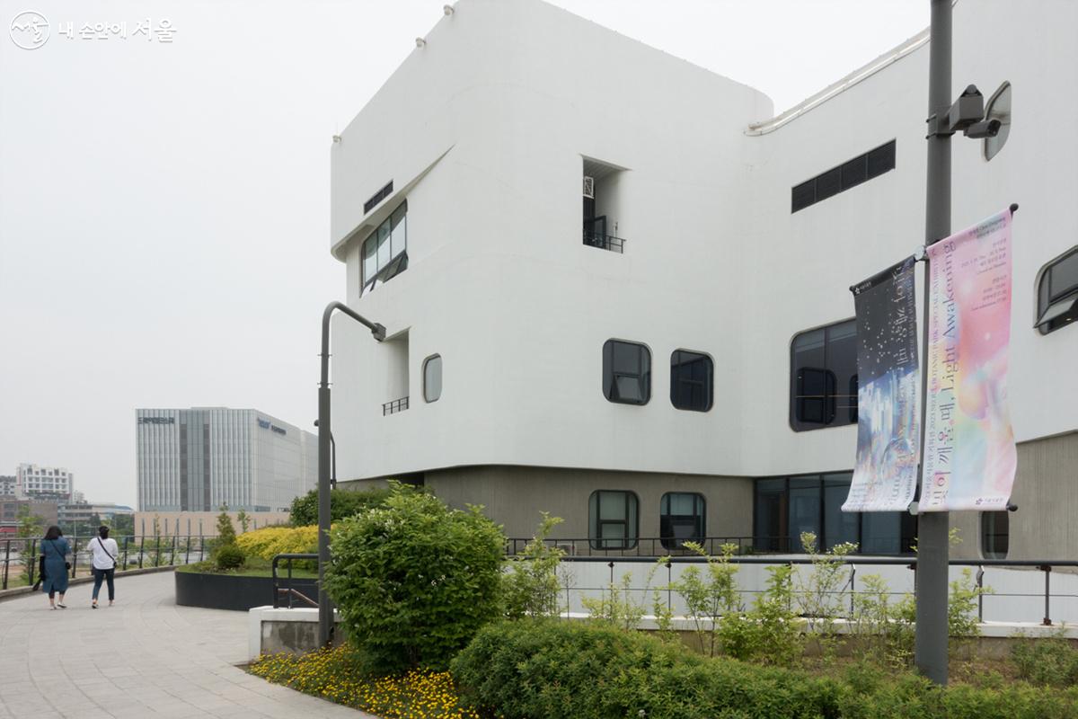 서울식물원 식물문화센터 프로젝트홀2에 천대광 작가의 <빛이 드리우는 시간>이 설치되어 있다. ©김인수 
