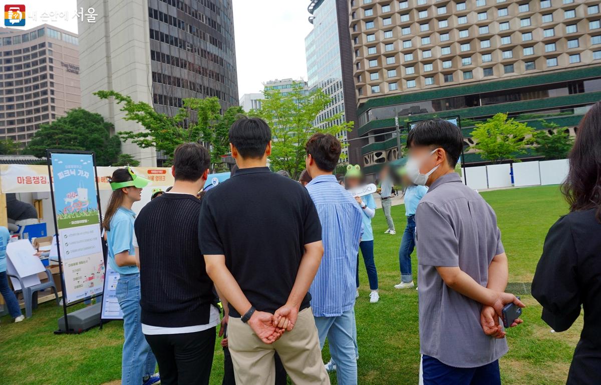 서울시 정신 건강 사업 부스에서 다양한 정책을 만나보고자 시민들이 줄을 서 있다. ⓒ김윤경