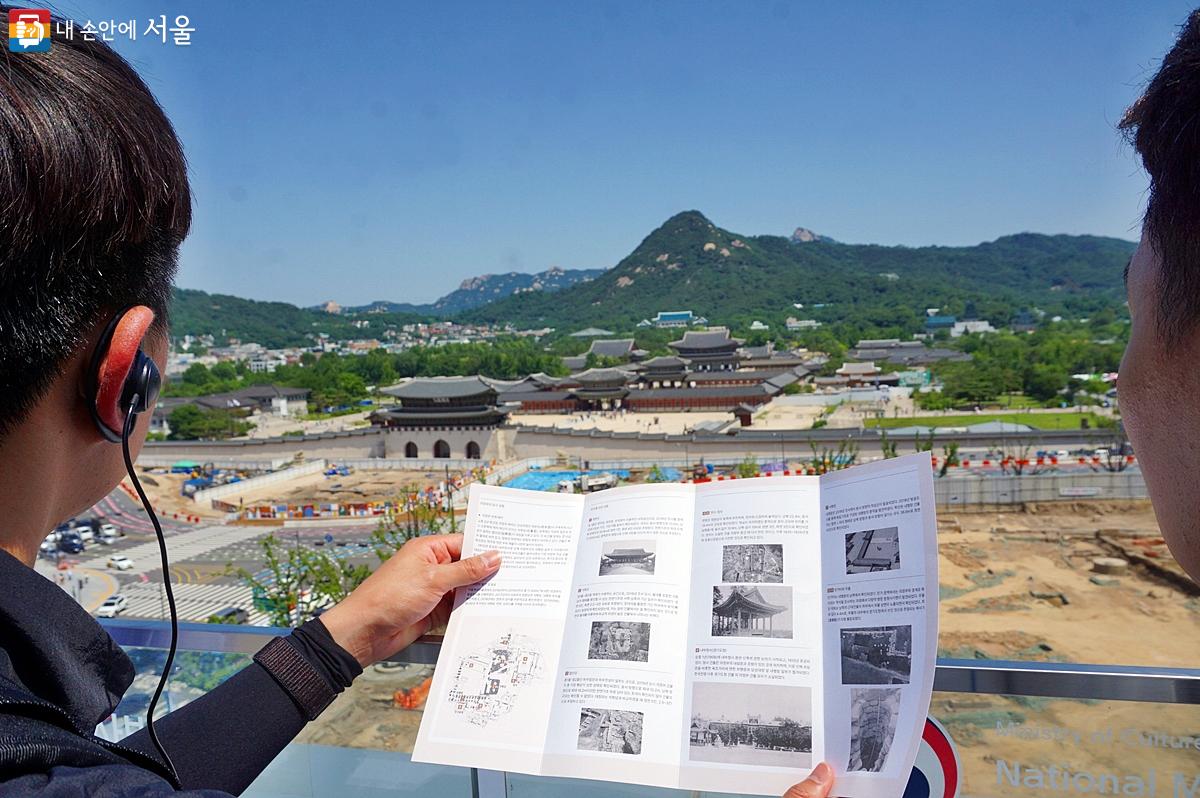 참가자들이 리플릿과 함께 현장을 대조해 보고 있다. ⓒ김윤경